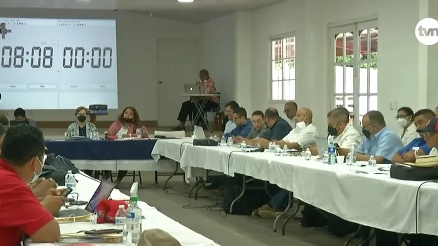 Gobierno y gremios siguen reunidos en mesa de diálogo