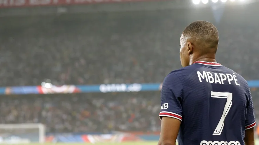 Los hinchas del París Saint Germain silban el nombre de Mbappé