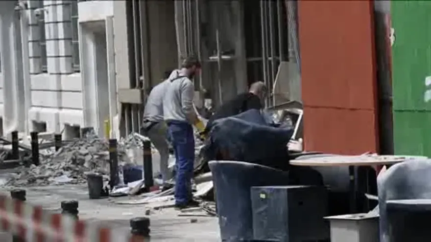 Dos personas colocaron la bomba detonada ante un banco de Atenas