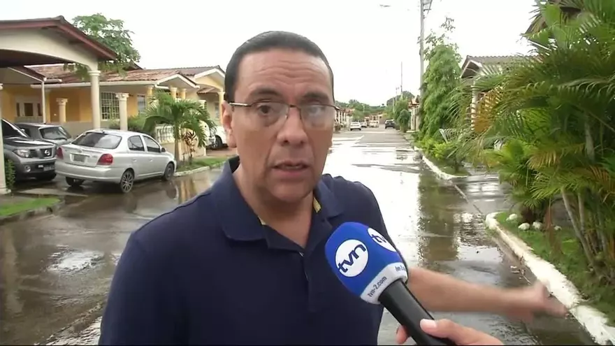 Falta de agua y desborde de aguas servidas en Brisas del Golf