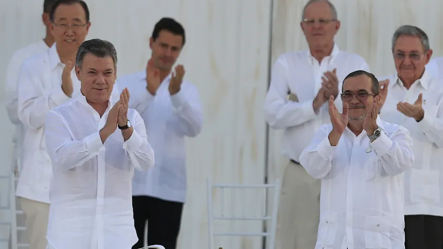 El presidente de Colombia, Juan Manuel Santos y máximo líder de las Fuerzas Armadas Revolucionarias de Colombia (FARC), Rodrigo Londoño Echeverri, alias "Timochenko"