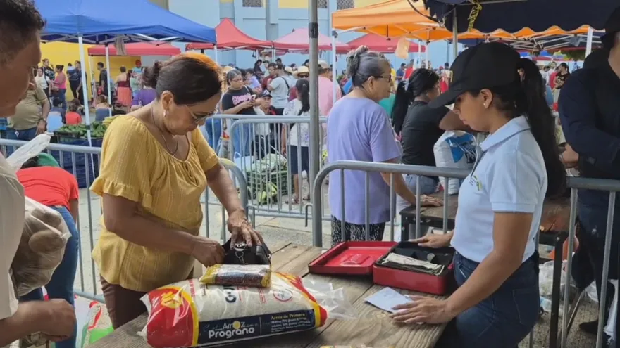 Veraguas| Más de 17,000 personas acuden a la agroferia en busca de precios accesibles