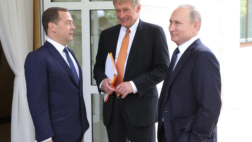 El presidente ruso, Vladímir Putin, el primer ministro ruso, Dmitry Medvedev, y el portavoz del Kremlin, Dmitry Peskov