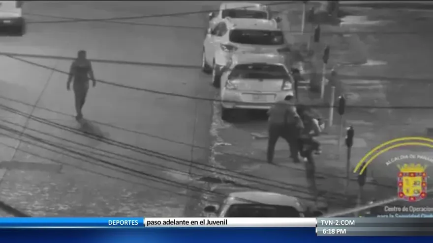 Cámaras de videovigilancia captan a tres personas robando