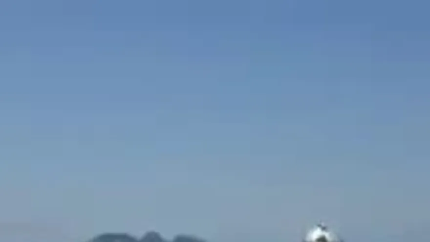 Perro demostró sus destrezas en fútbol jugando con su dueño en la playa