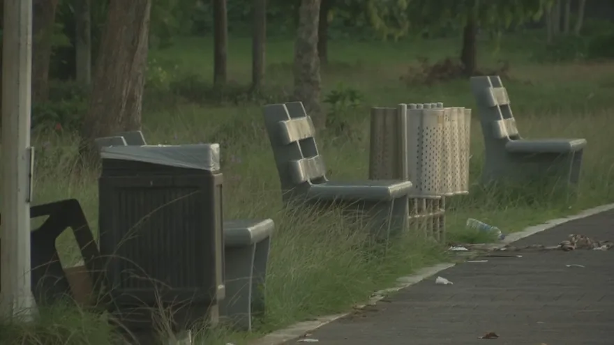 Cinta Costera presenta deterioro entre maleza, basura y daños en instalaciones