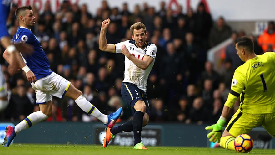 Harry Kane anota ante el Everton