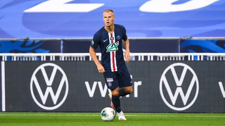 El PSG inscribe a Mitchel Bakker en su nómina para la Champions