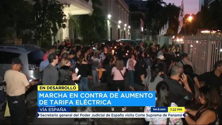 Realizan marcha contra ajuste en tarifa eléctrica