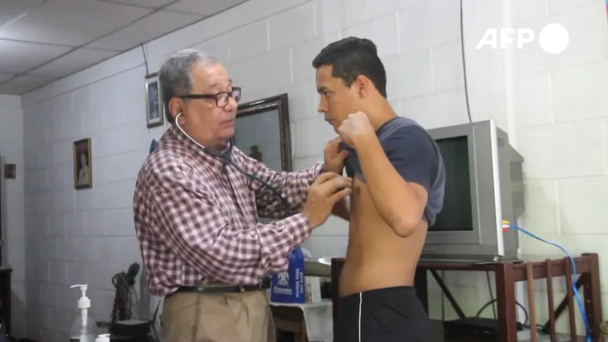 Médicos de Nicaragua despedidos por criticar manejo de la pandemia siguen en primera línea