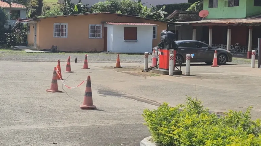 Una de las estaciones de gasolina tuvo que reducir el personal y limitar las operaciones.