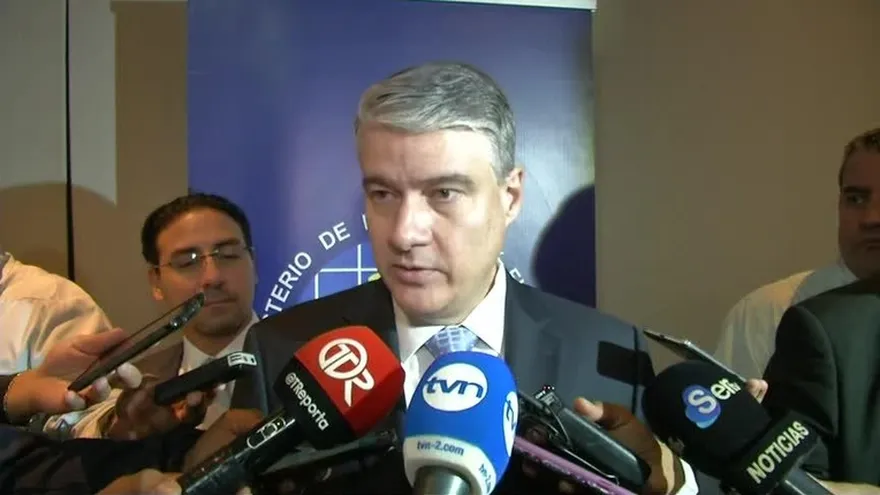 Buscan fórmula para sacar de lista Clinton a diarios La Estrella y El Siglo