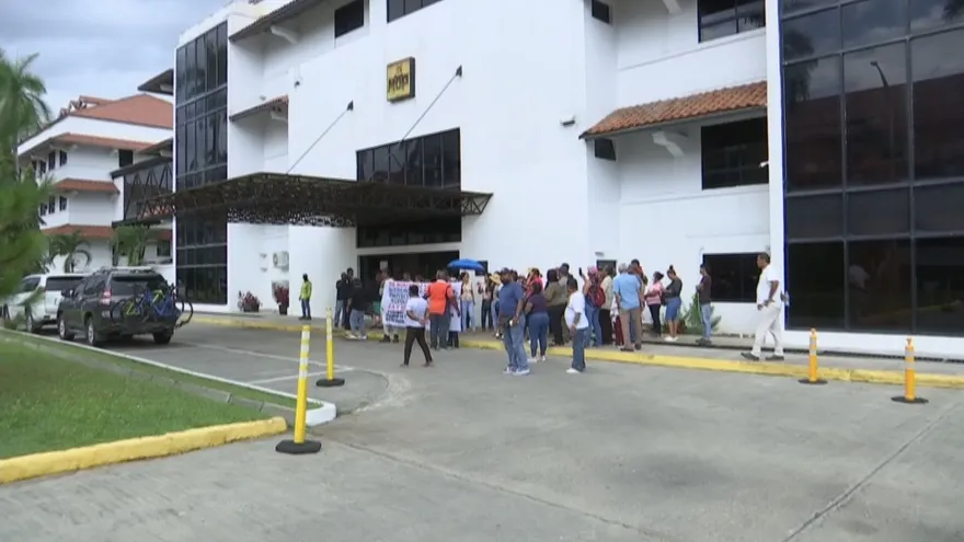 Residentes de comunidades de La Chorrera protestan en sede del MOP