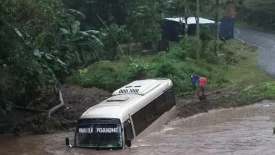 La corriente de un río en Chiguirí arrastró un bus