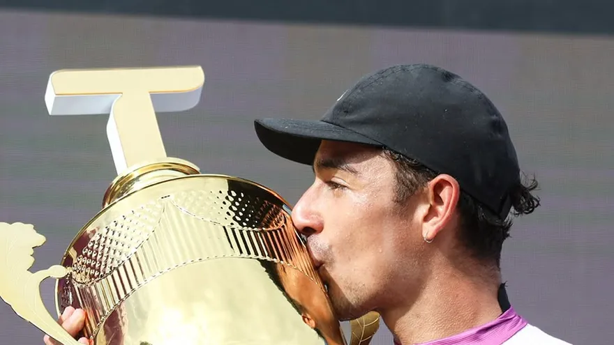 Joseph Ramírez besa el trofeo de la Vuelta Internacional a Chiriquí