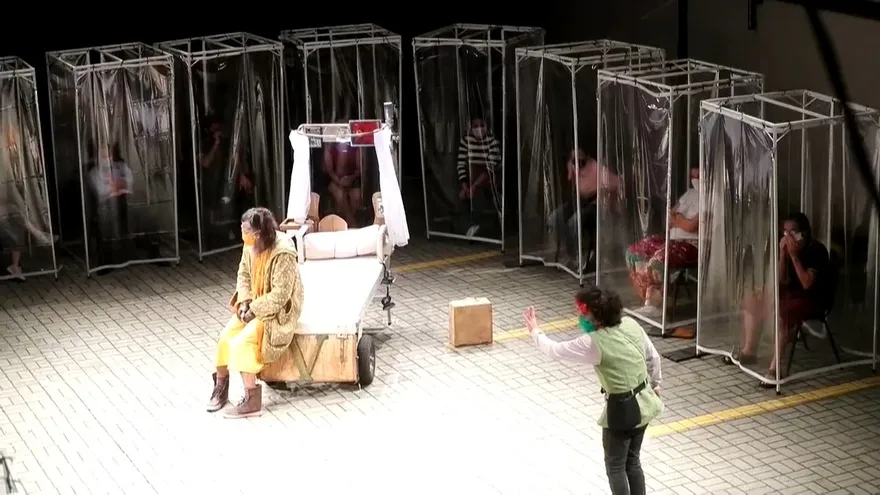 El teatro vuelve a Sao Paulo con cabinas de plástico para sus espectadores