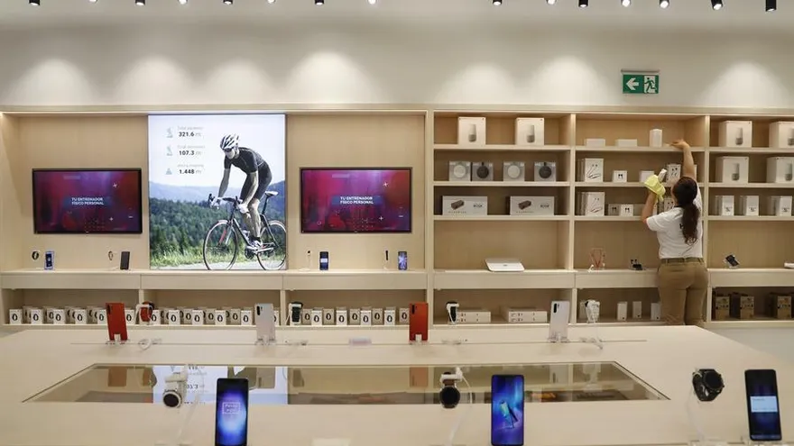 Interior del nuevo establecimiento de Huawei inaugurado en julio pasado en la Gran Vía de Madrid, su mayor tienda en todo el mundo.