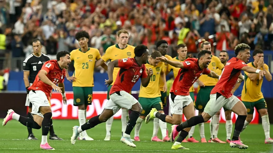 Jugadores de Egipto celebran la clasificación a octavos de final en medio de la tristeza de Australia