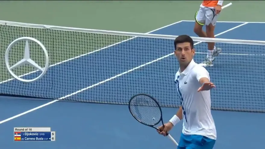 Djokovic descalificado por dar un pelotazo a una jueza de línea