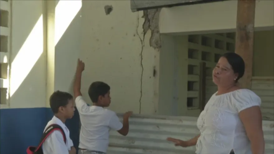 Parte de las rajaduras que presenta el plantel