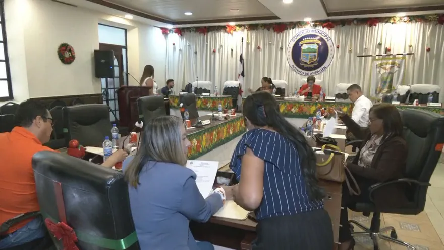 Concejo Municipal sesiona sin la alcaldesa Peñalba y ediles se distancian de la demolición del monumento chino