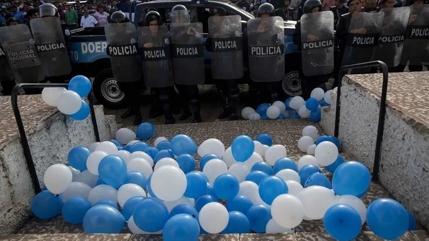 Cientos de patrullas, repletas de agentes policiales, fueron especialmente visibles en los primeros kilómetros de la carretera que conecta Managua con Masaya, al sureste, una de las principales autopistas de la capital, y donde está prevista la marcha opositora.
