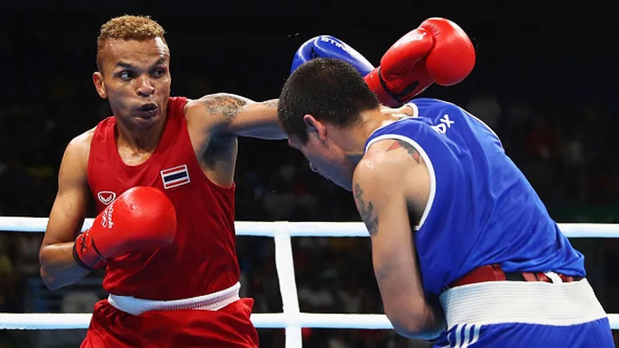 Amnat Ruenroeng (rojo) perdió por nocaut