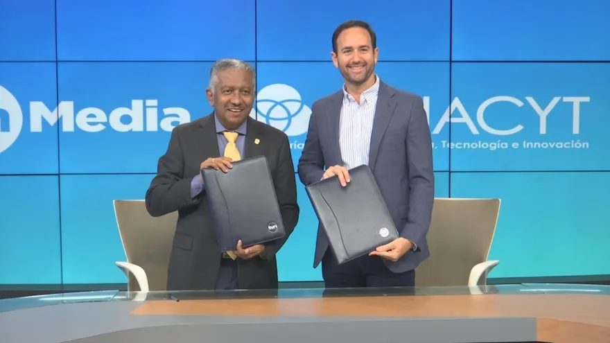 Eduardo Ortega de Senacyt y Luis Mouynes firman alianza estratégica