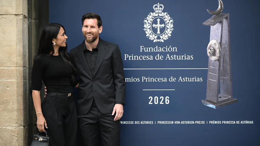 Lionel Messi junto a su esposa Antonela Roccuzzo durante la llegada a Oviedo, donde se celebran los Premios Princesa de Asturias 2026