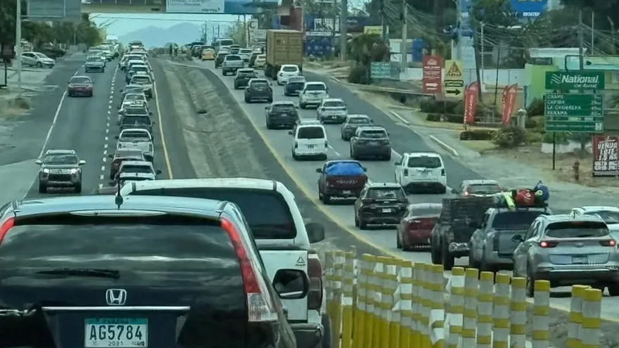 Tráfico denso en la vía Interamericana en Coronado hacia la provincia de Panamá con inversión de carriles.