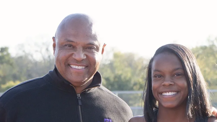 Orlando McDaniel (i) junto a la  exatleta de la escuela Mansfield Lake Ridge, Jasmine Moore (d)