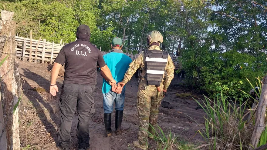 Un hombre requerido por las autoridades judiciales fue ubicado y aprehendido mientras se mantenía oculto en el sector de Isla Sevilla, en la provincia de Chiriquí, como resultado de un operativo conjunto de seguridad.