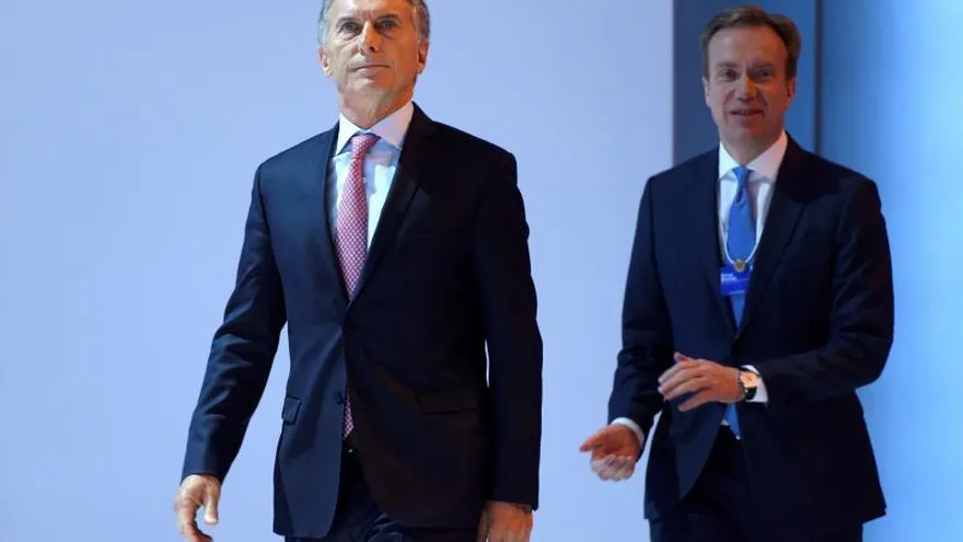 El presidente argentino, Mauricio Macri (i), y el exministro noruego de Asuntos Exteriores y actual presidente del Foro Davos, Borge Brende (d) participan en el Foro Económico Mundial que se celebra en Davos (Suiza) hoy, 25 de enero de 2018.