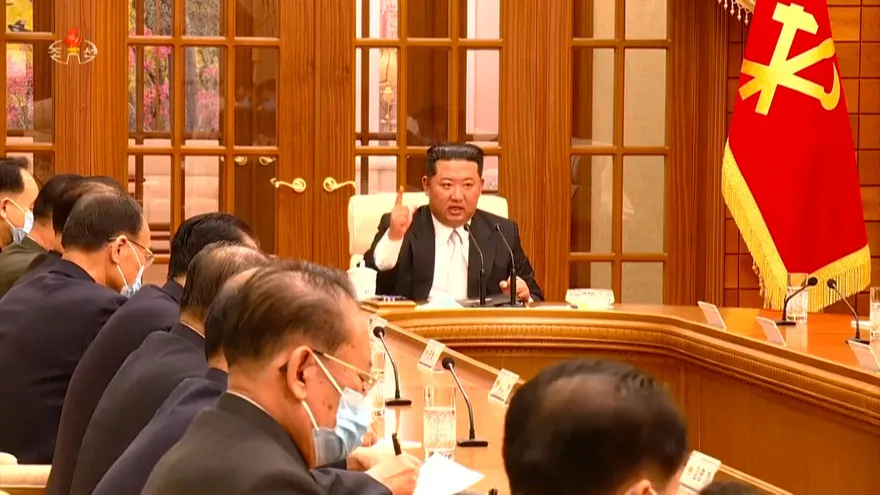 Corea del Norte anunció el viernes su primera muerte confirmada de covid-19.