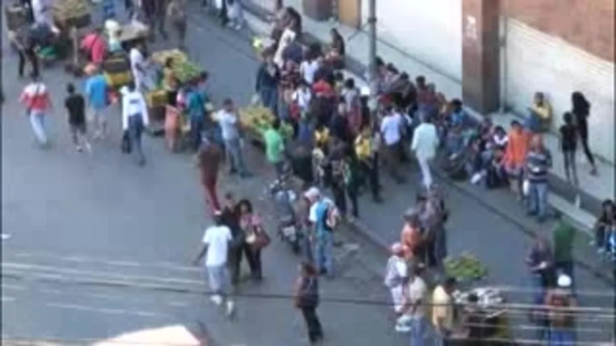 Los venezolanos pagan a revendedores unas 20 veces más por productos escasos