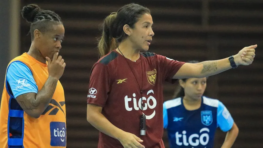 Amarelis De Mera, directora de la Selección Femenina de Futsal de Panamá, da instruccciones a las jugadoras