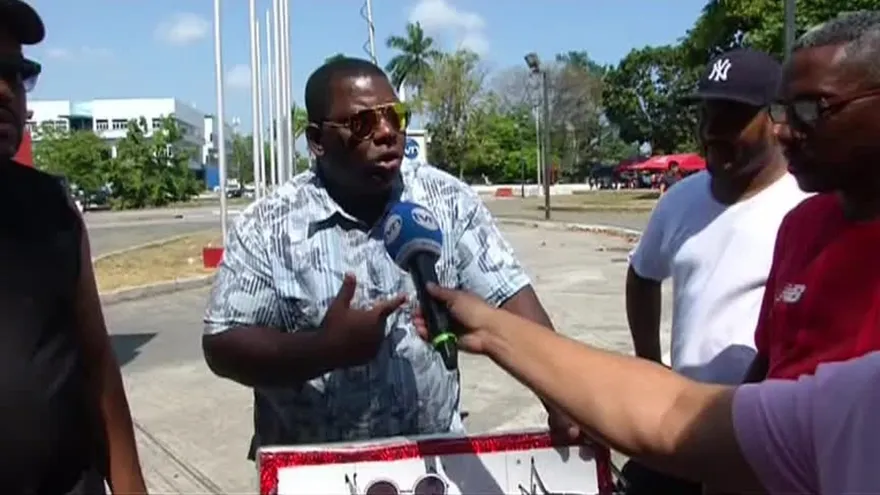 Vendedores ambulantes piden espacio para trabajar en ruta del carnaval