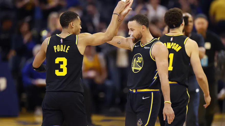 Jordan Poole junto a Stephen Curry y Klay Thompson.