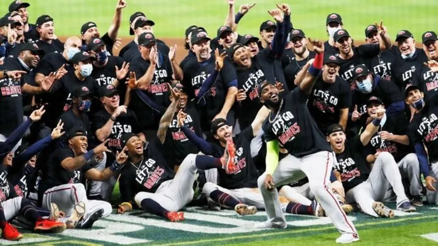 Bravos barren a Marlins y avanzan a primera serie de campeonato desde 2001