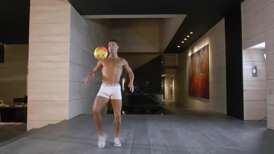 CR7 hizo una exhibición de toques para promocionar sus calzoncillos