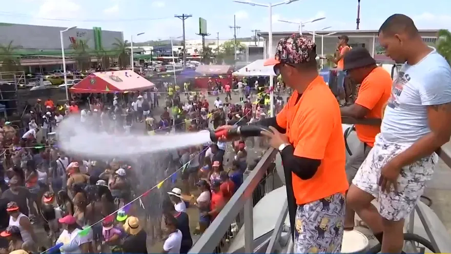 Entre espumas y culecos Juan Díaz celebró el lunes de carnaval