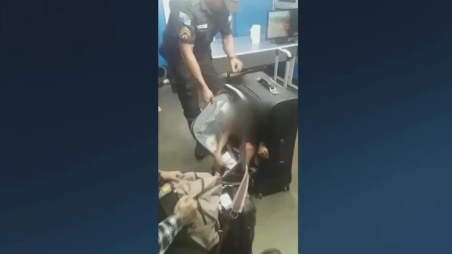 Mujer intentó transportar a un niño en una maleta