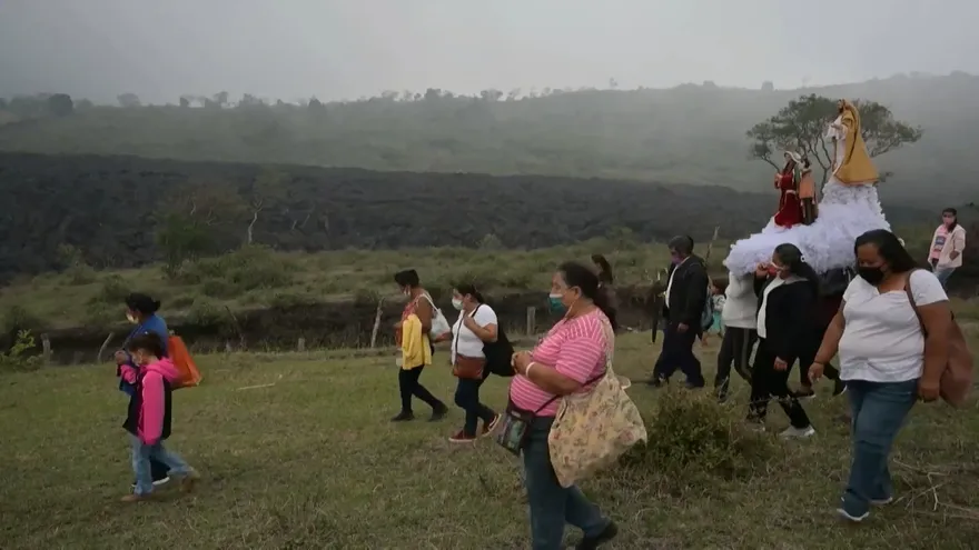 Plegarias para aplacar la ira del volcán Pacaya en Guatemala