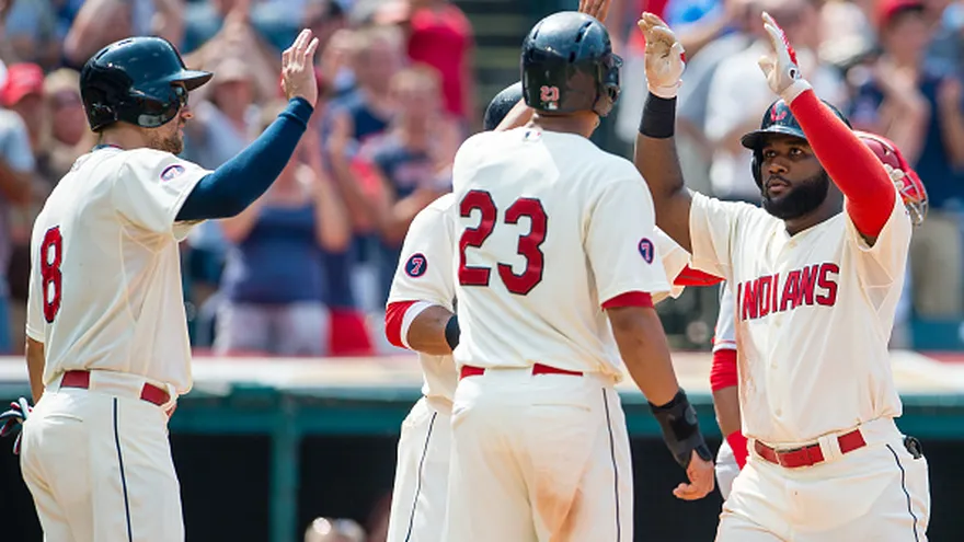 Abraham Almonte (d) es felicitado por sus compañeros