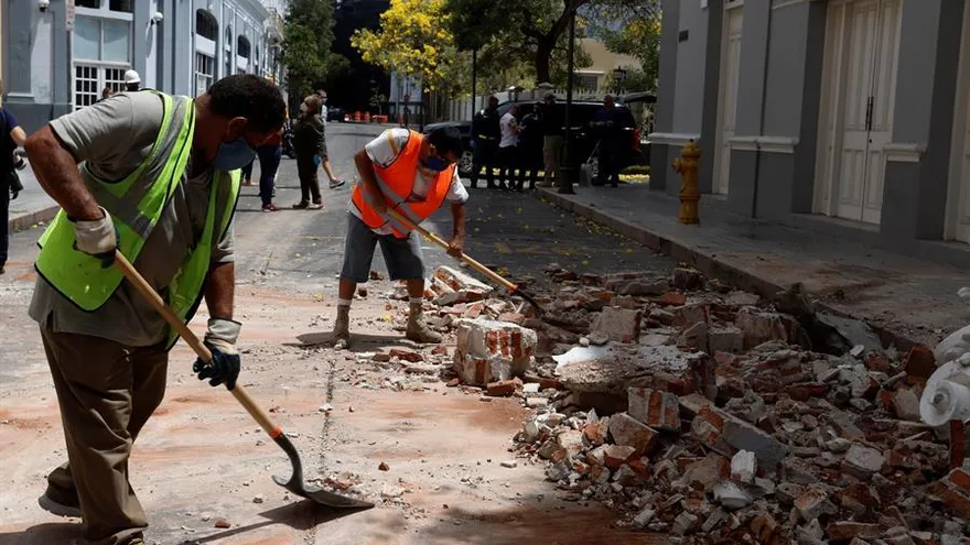 Personas limpian estructuras históricas afectadas por el temblor en la mañana de este sábado, en el centro de Ponce (Puerto Rico).