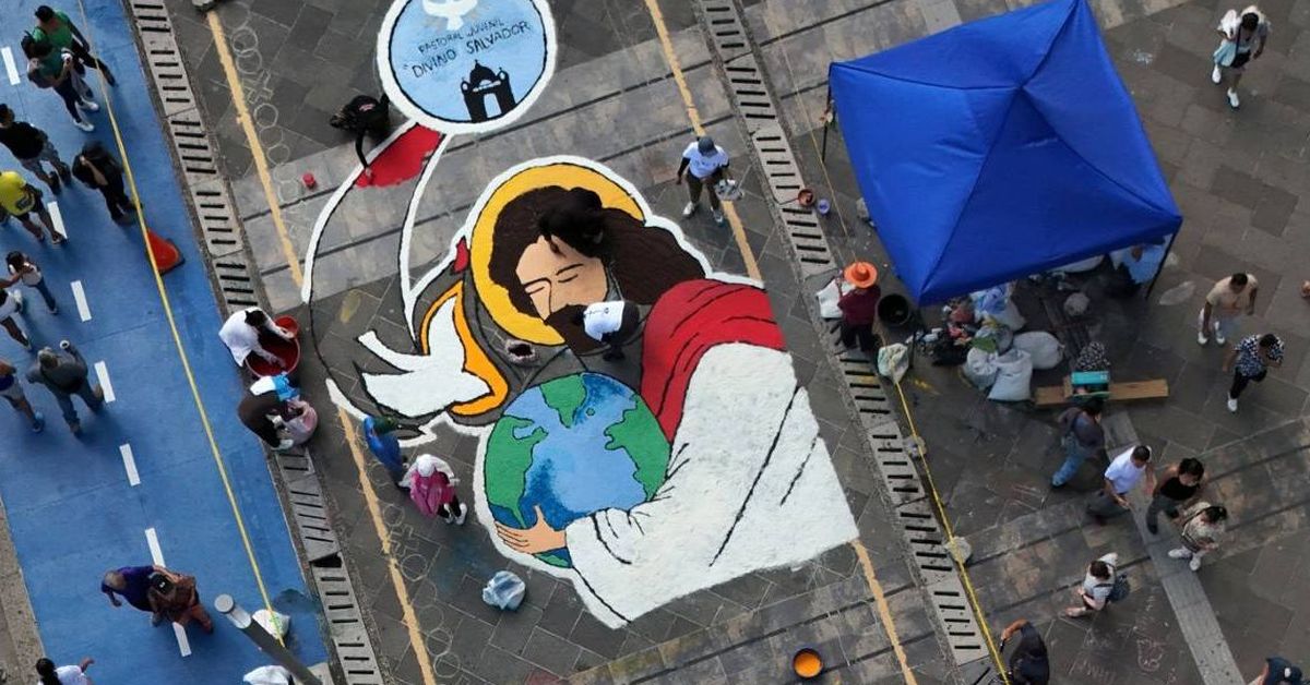 Salvadoreños elaboran alfombra de sal de más de 1 kilómetro en Semana Santa