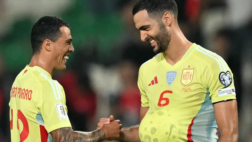 Pedro Porro y Mikel Merino celebran triunfo de España sobre Turquía