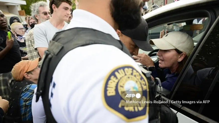 Los manifestantes y los oficiales de policía de Portland se enfrentan a un vehículo que se metió en la multitud frente al edificio de Inmigración y Control de Aduanas de EE.UU.