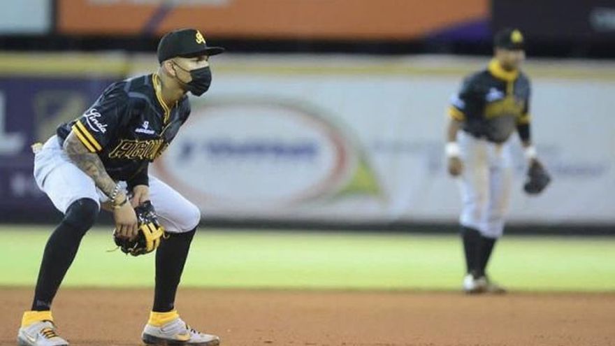 Camargo y Sosa contribuyen para que Águilas empaten semifinal ante Toros