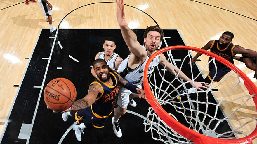 Acción del partido entre los Cavaliers y los Spurs